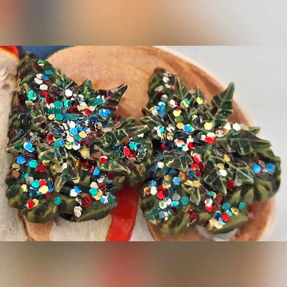 Vintage Green Plastic Glittered Christmas Tree Clip On Earrings Glittery - Picture 2 of 7